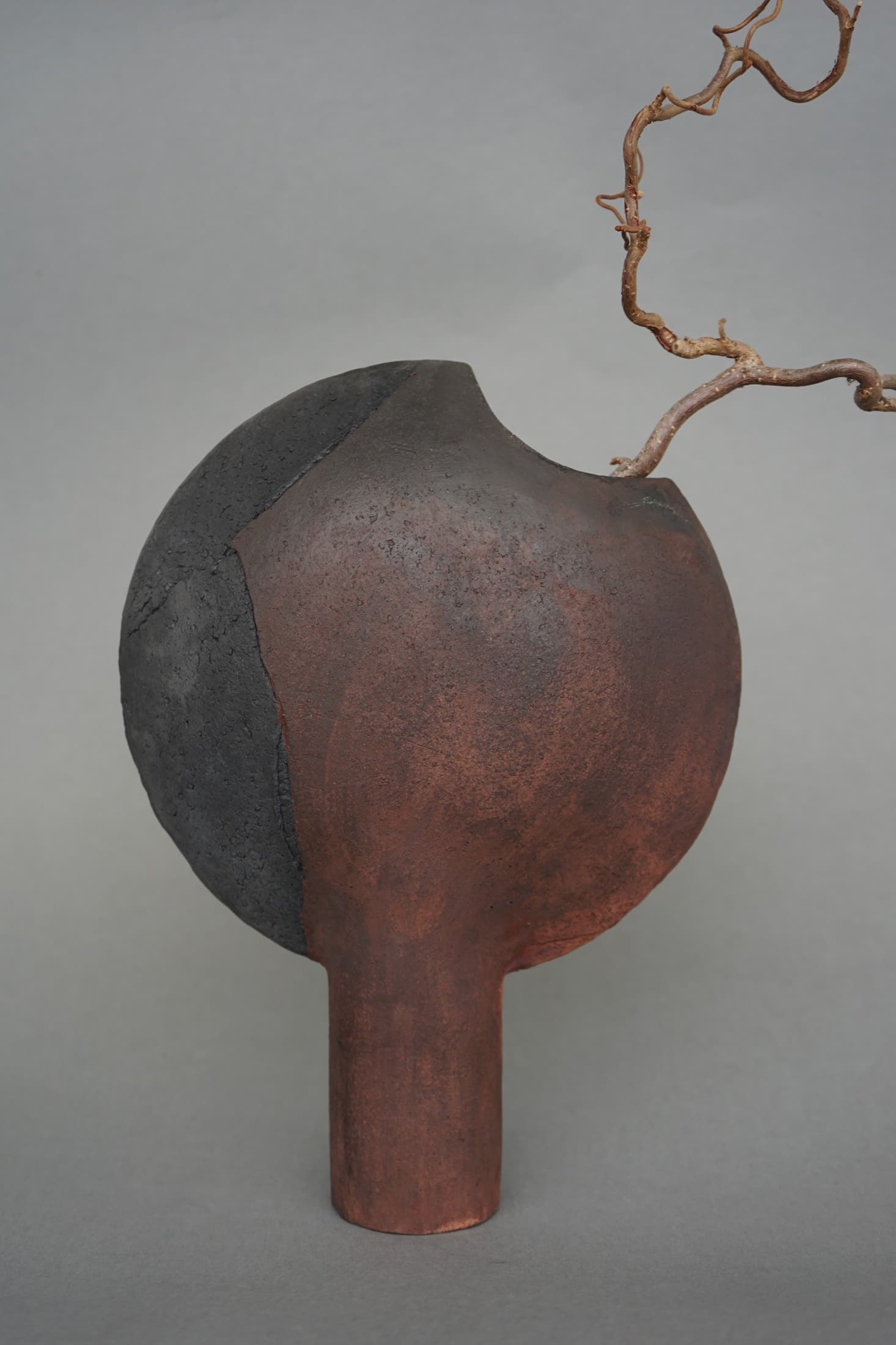 Flache Form auf Sockel