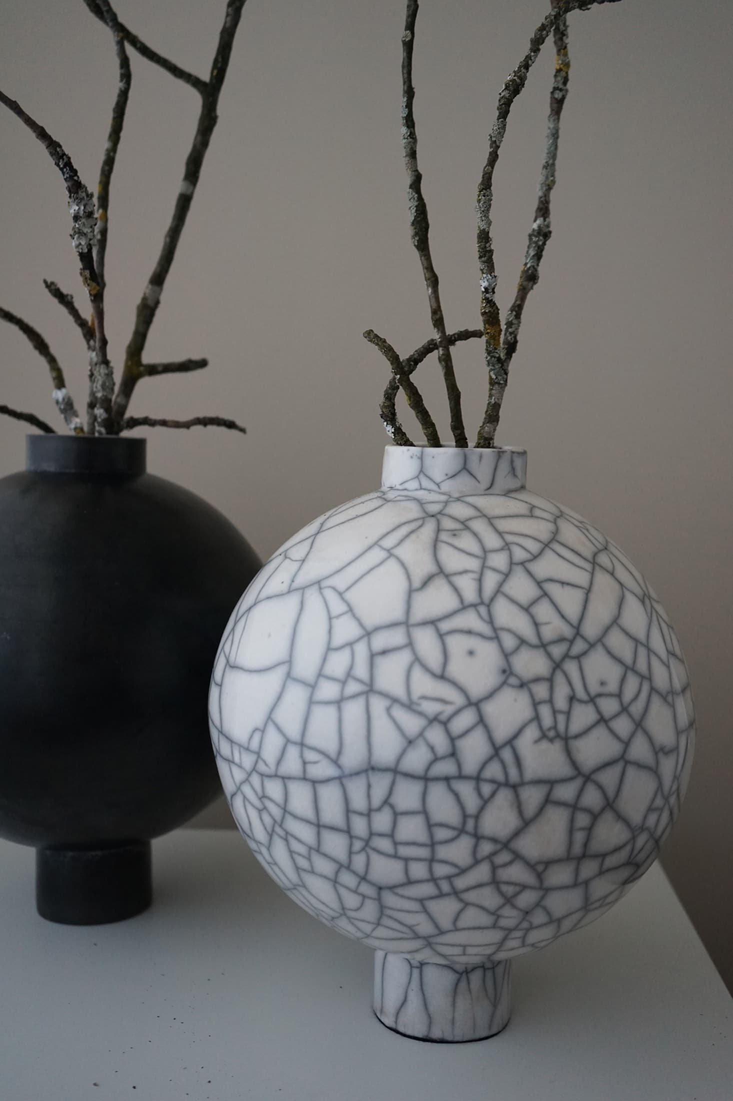 Kugelvase mit dunklem Craquelé