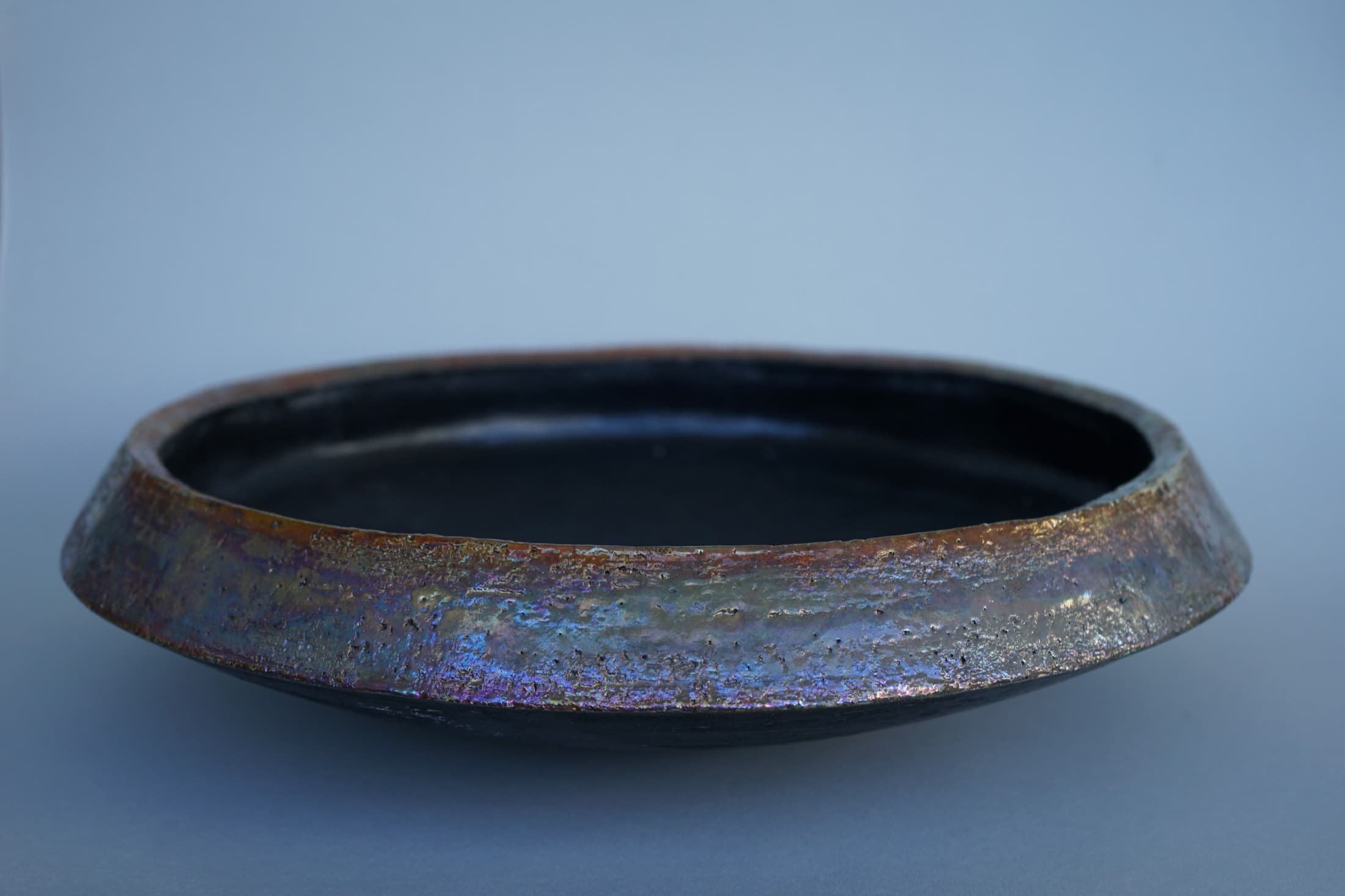 Flache Schale mit changierender Oberfläche