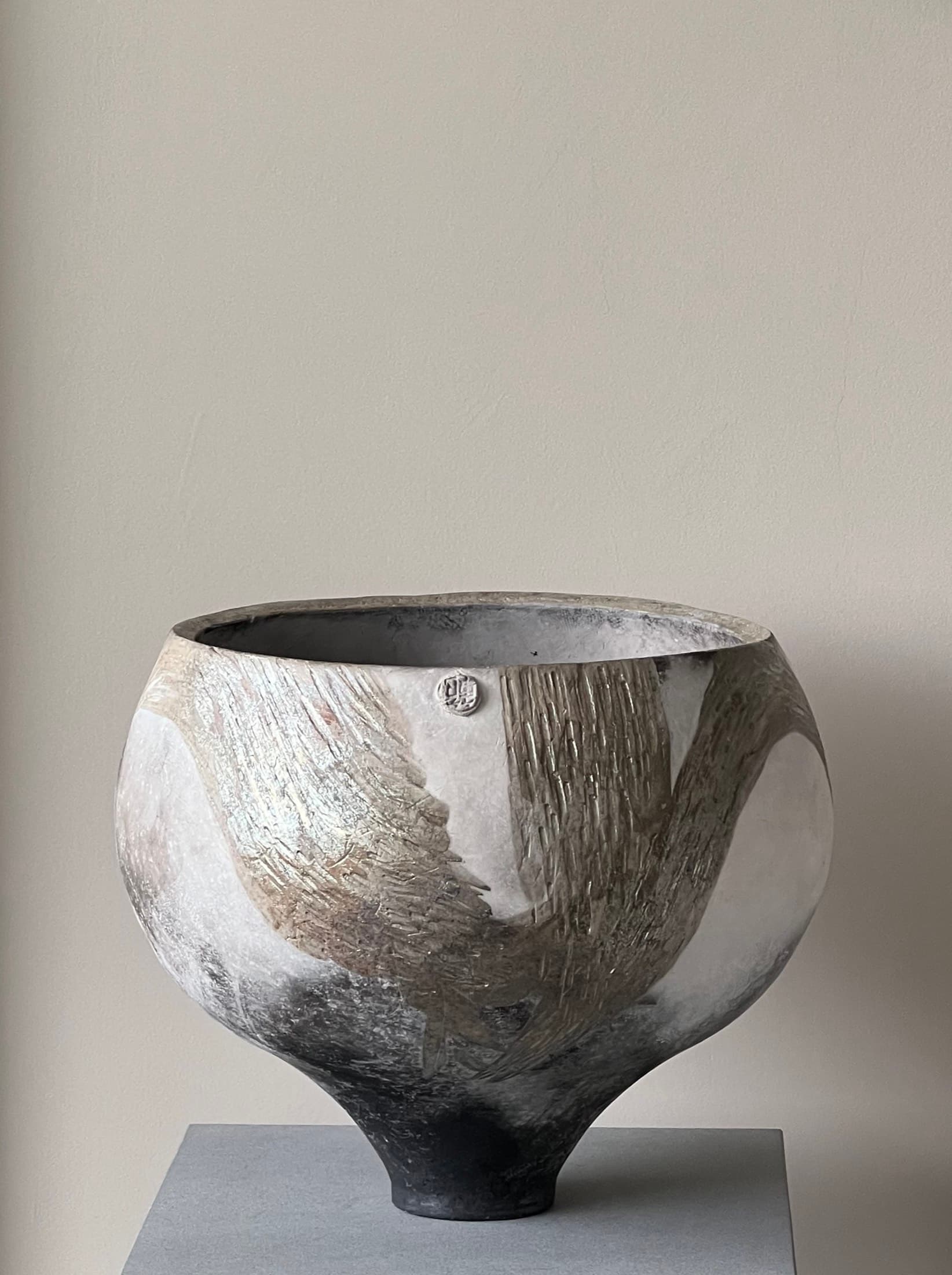 Large bowl with a brushed texture in silver and beige