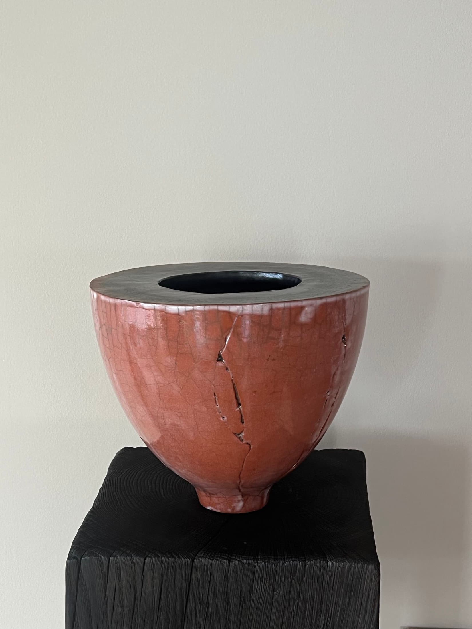 Bowl in rose with a crackle glaze and a gold-repaired crack