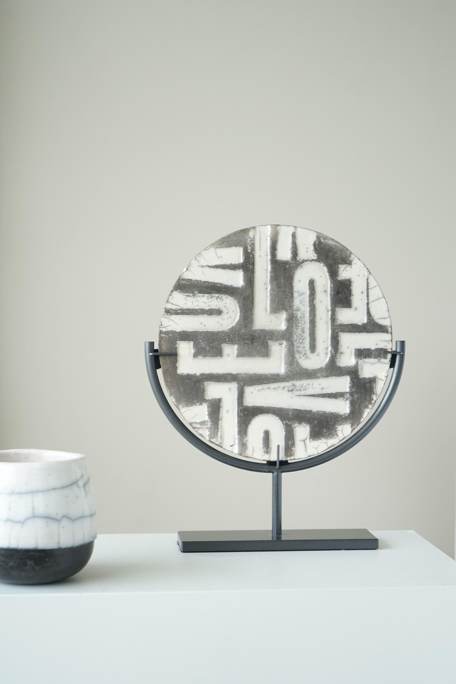 Scheibe mit grafischem Linienrelief