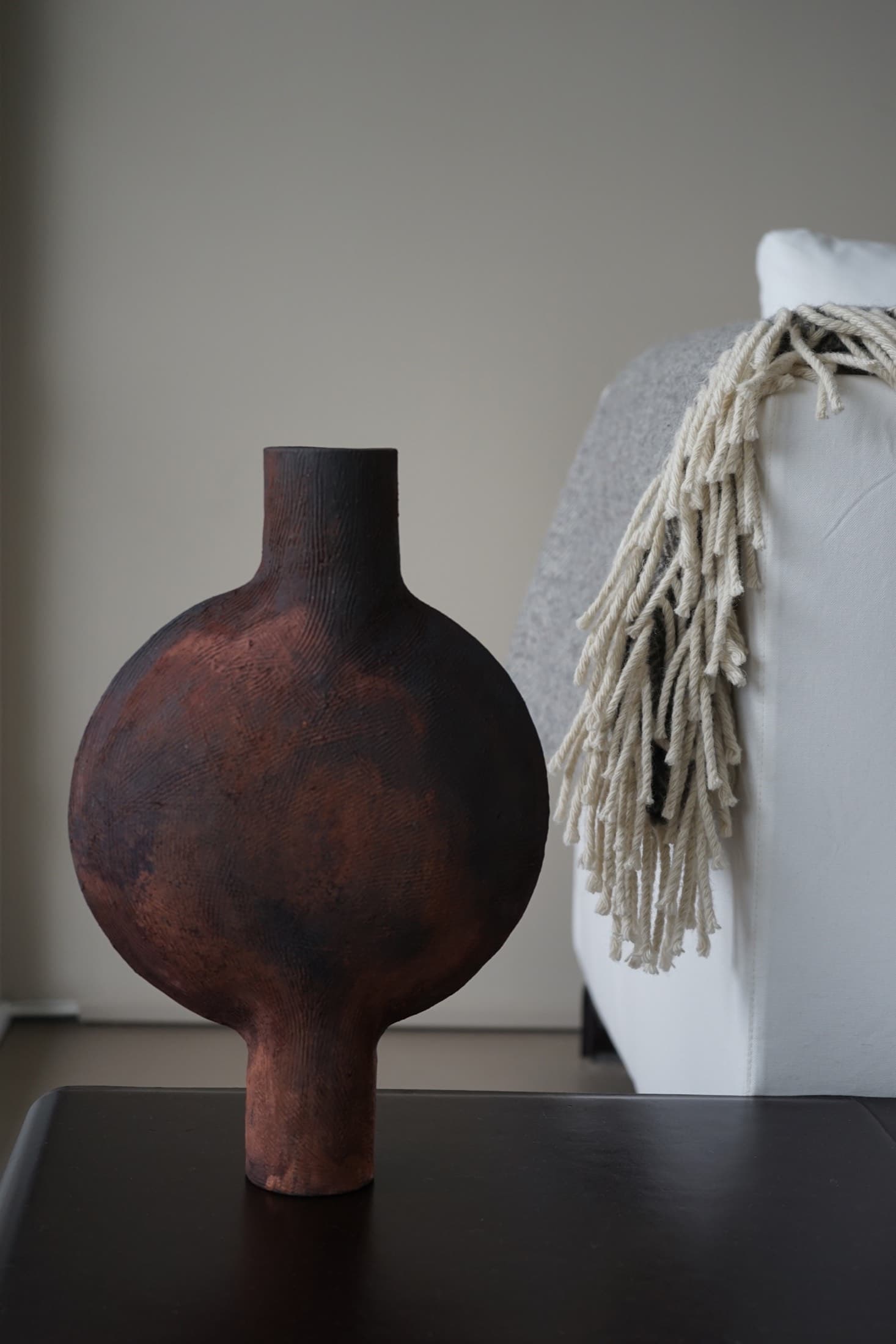 Schlanke Vase in Kupferbraun