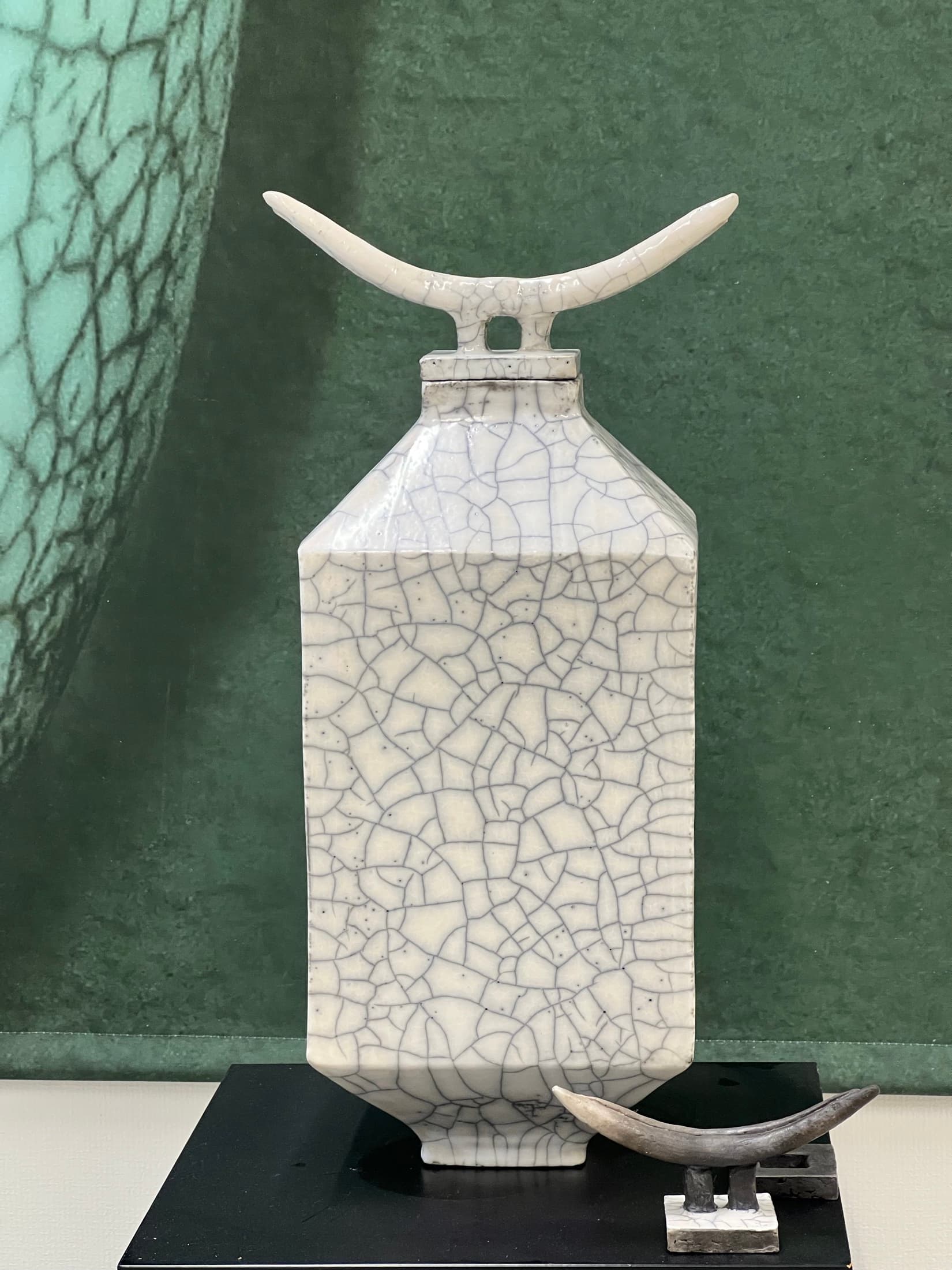 Craquelé-Vase vor grünem Grund