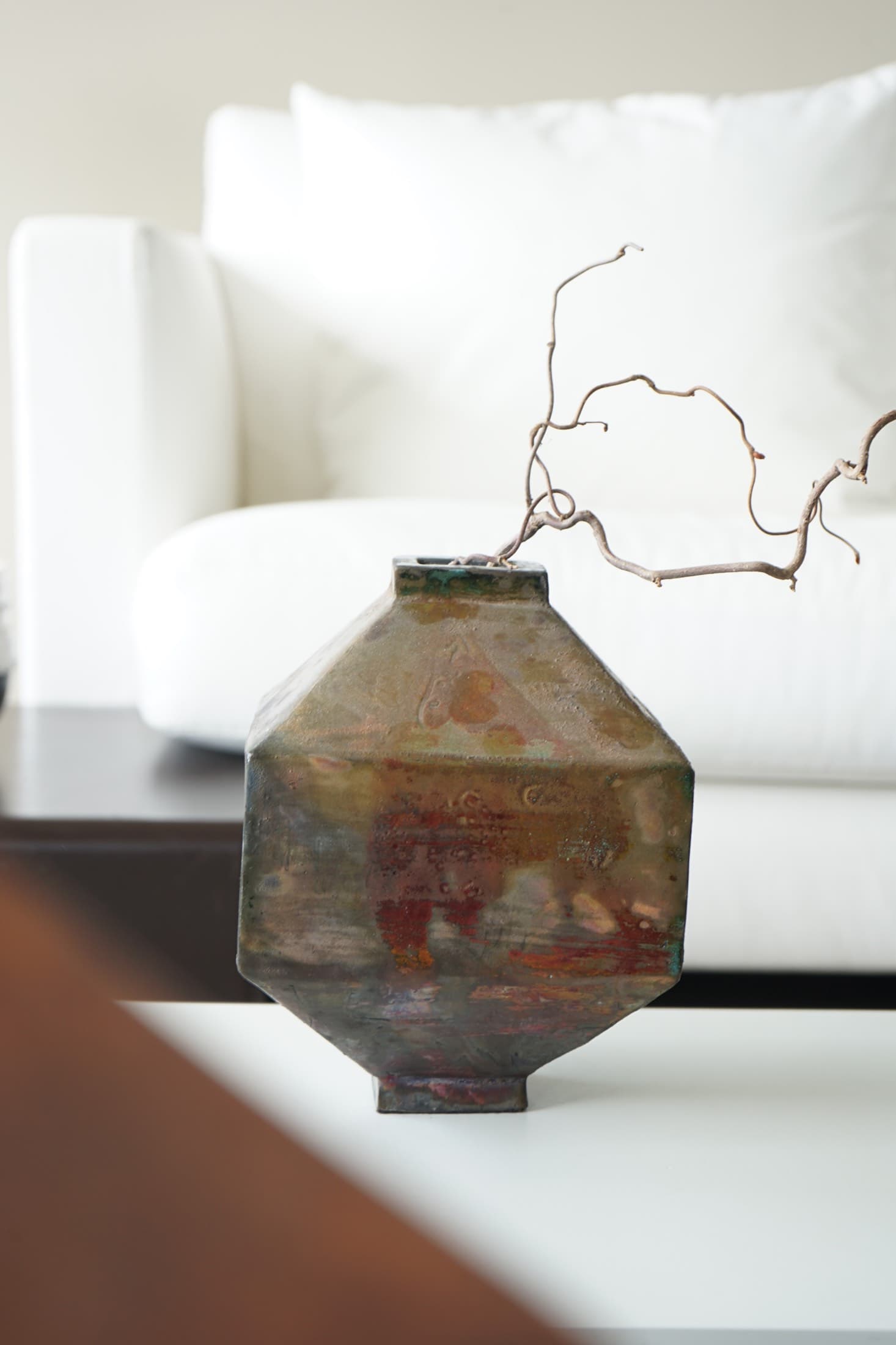 Angular vase with an iridescent glaze in red, green and bronze