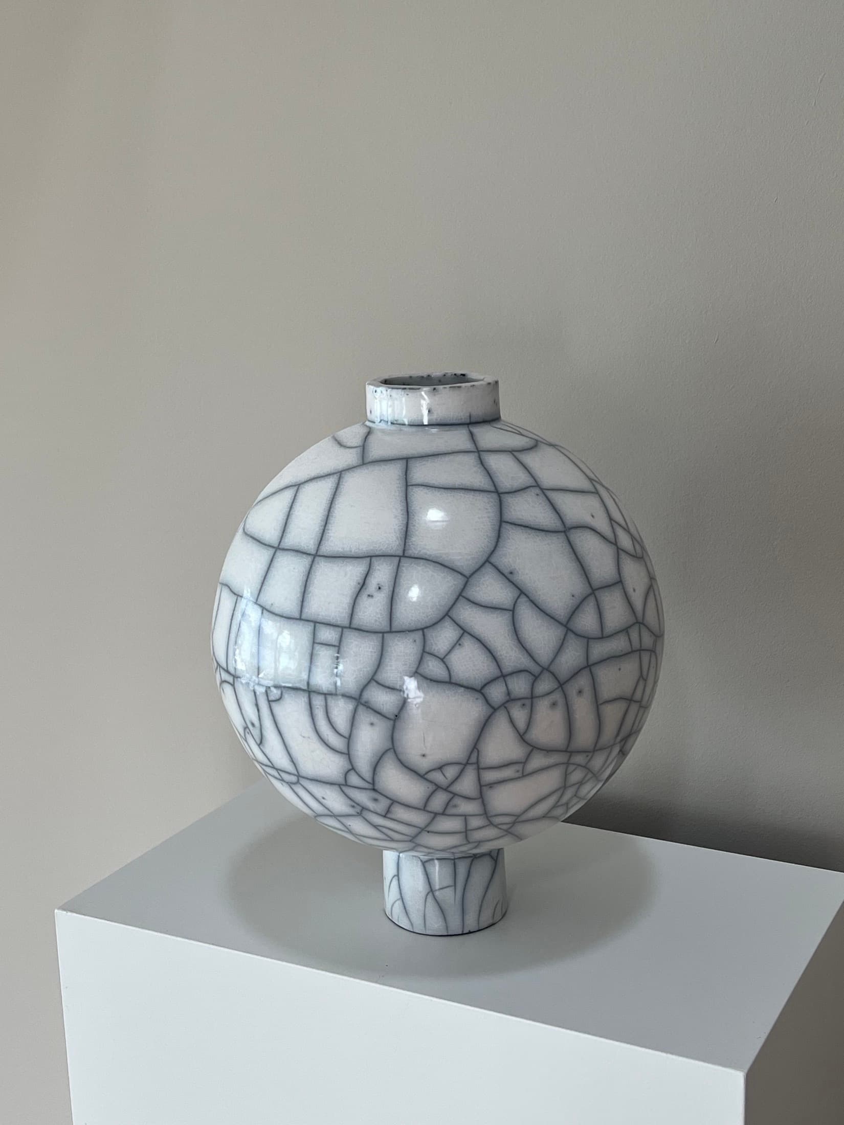 Round vase with a fine white-grey crackle glaze
