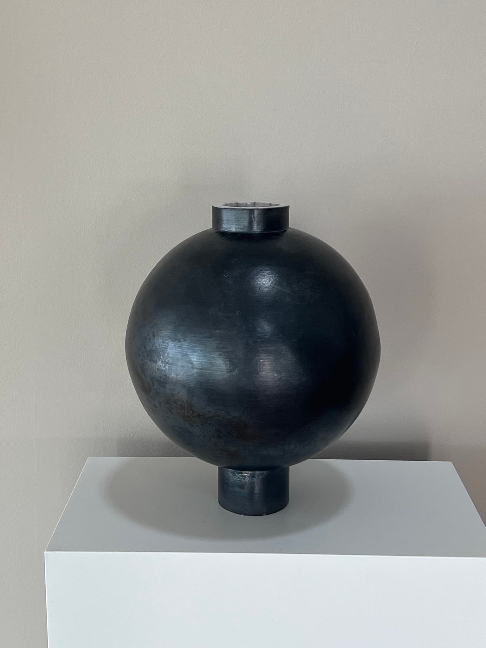 Round vase with a narrow neck in matte black