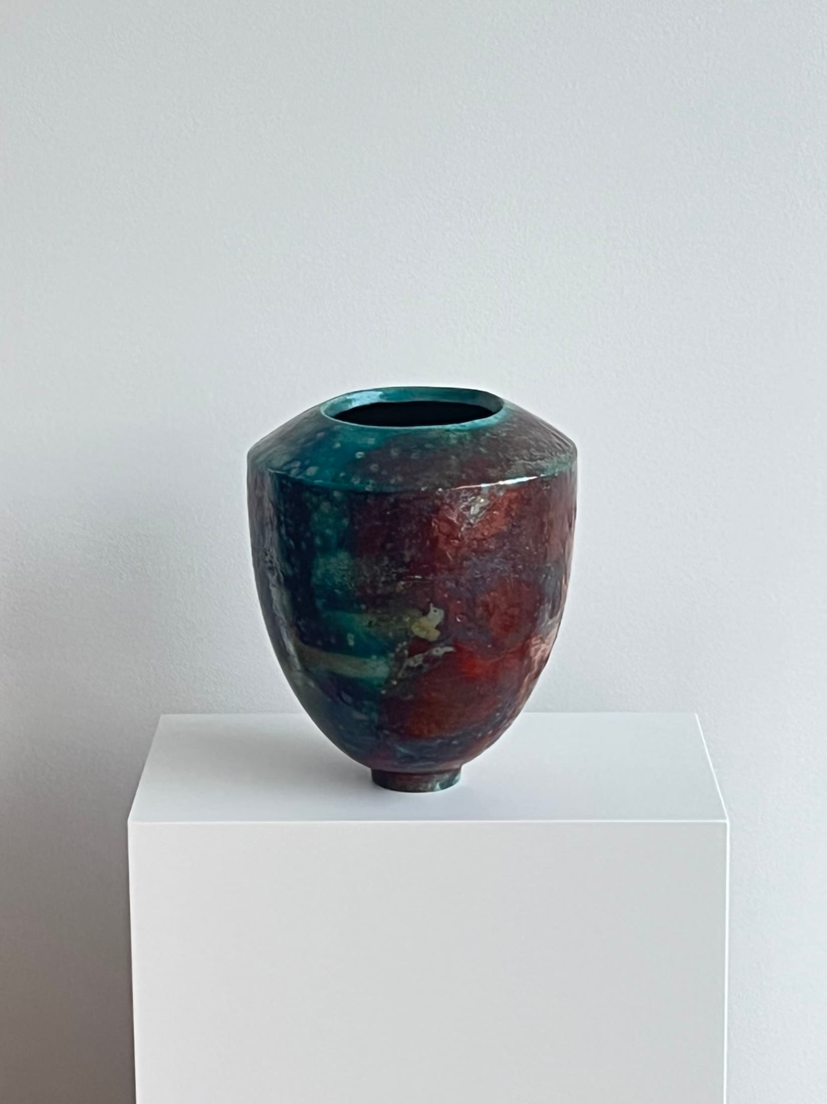 Vase shimmering in turquoise and reddish brown