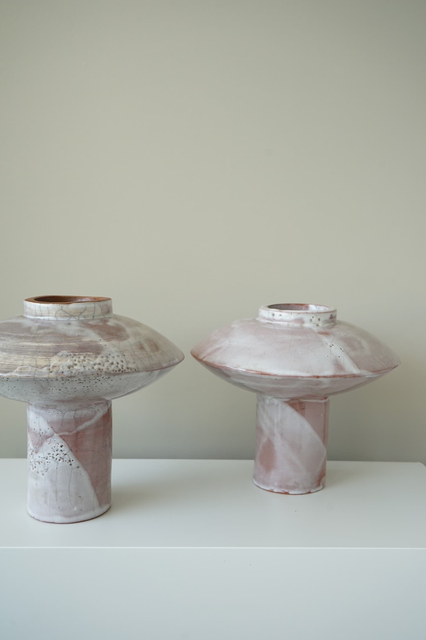 Two saucer-shaped vases in beige and rose