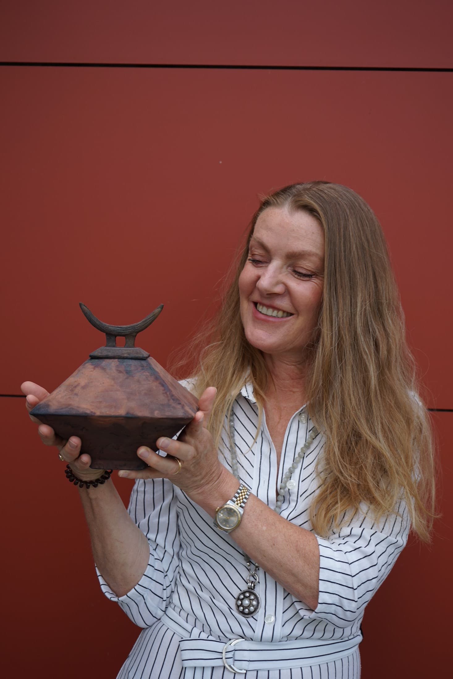 Lucia Munuera mit einem ihrer Raku-Gefässe